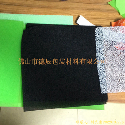 過濾海綿也稱網(wǎng)狀海綿，爆破海綿。聚氨酯過濾海綿由普通開孔軟泡高溫爆破開孔加工而成，爆破除掉了泡沫網(wǎng)絡(luò)之間原有的氣泡膜，得到了主體骨架網(wǎng)狀結(jié)構(gòu)。
過濾海綿的空隙率高達(dá)97%，具有優(yōu)異的透氣性、良好的柔軟性和較高的機(jī)械強(qiáng)度。
