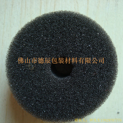 過濾海綿也稱網(wǎng)狀海綿，爆破海綿。聚氨酯過濾海綿由普通開孔軟泡高溫爆破開孔加工而成，爆破除掉了泡沫網(wǎng)絡(luò)之間原有的氣泡膜，得到了主體骨架網(wǎng)狀結(jié)構(gòu)。
過濾海綿的空隙率高達(dá)97%，具有優(yōu)異的透氣性、良好的柔軟性和較高的機(jī)械強(qiáng)度。
