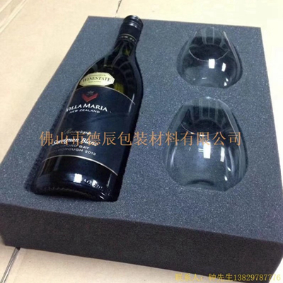 海綿內(nèi)托對(duì)各行各業(yè)產(chǎn)品起到絕緣、密封、防震、防塵、填充、隔音、固定，能夠保護(hù)包裝產(chǎn)品在運(yùn)輸過程中安然無恙，起到保護(hù)產(chǎn)品的一個(gè)作用，同時(shí)可以美化產(chǎn)品，提升產(chǎn)品檔次。