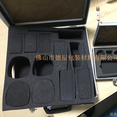 海綿內(nèi)托對(duì)各行各業(yè)產(chǎn)品起到絕緣、密封、防震、防塵、填充、隔音、固定，能夠保護(hù)包裝產(chǎn)品在運(yùn)輸過程中安然無恙，起到保護(hù)產(chǎn)品的一個(gè)作用，同時(shí)可以美化產(chǎn)品，提升產(chǎn)品檔次。