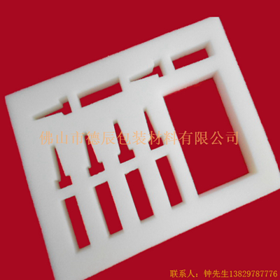 海綿內(nèi)托對(duì)各行各業(yè)產(chǎn)品起到絕緣、密封、防震、防塵、填充、隔音、固定，能夠保護(hù)包裝產(chǎn)品在運(yùn)輸過程中安然無(wú)恙，起到保護(hù)產(chǎn)品的一個(gè)作用，同時(shí)可以美化產(chǎn)品，提升產(chǎn)品檔次。
