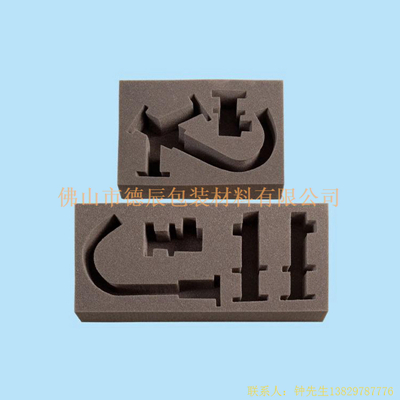 海綿內(nèi)托對(duì)各行各業(yè)產(chǎn)品起到絕緣、密封、防震、防塵、填充、隔音、固定，能夠保護(hù)包裝產(chǎn)品在運(yùn)輸過程中安然無(wú)恙，起到保護(hù)產(chǎn)品的一個(gè)作用，同時(shí)可以美化產(chǎn)品，提升產(chǎn)品檔次。