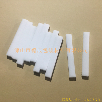 醫(yī)用防護(hù)面罩的海綿主要起到緩沖面部（主要是額頭）與PVC膠片的作用，起到密封的作用，因?yàn)楹＞d柔軟的特點(diǎn)，從而讓額頭與膠片完美的貼合，加上海綿柔軟與舒適性使得醫(yī)生在佩戴面罩的時(shí)候非常舒適。